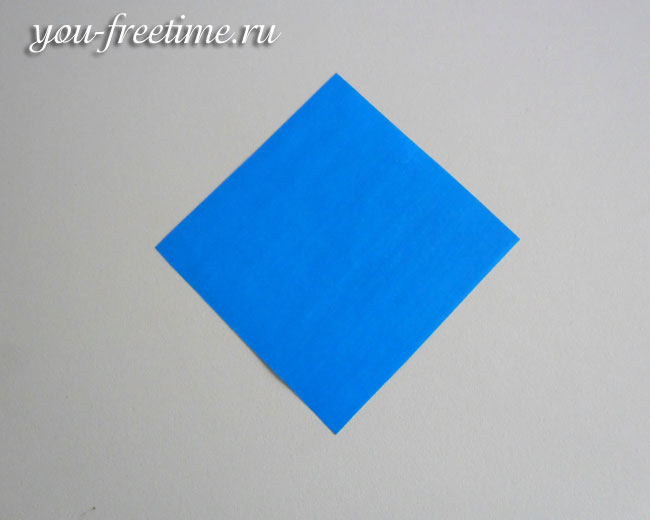 Квадрат из цветной синей бумаги