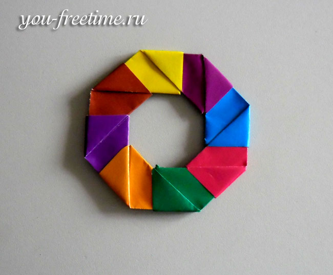 Разноцветное колечко из модулей. Оригами