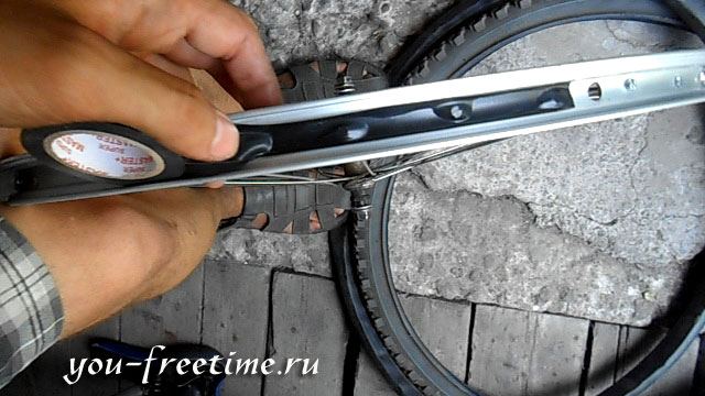 Починка колеса велосипеда с помощью изоленты